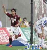 先制ゴールを決めサポータにこたえる神戸・大久保（撮影・渦原淳）

