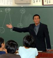 夢先生として授業を行う浦和ＭＦ岡野雅行（撮影・岡本学）