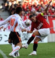 【浦和-清水】闘莉王はシュートを放つも阻止される(撮影・宮川勝也)