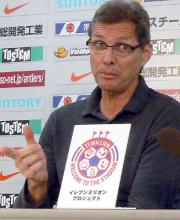 会見する鹿島オリベイラ監督(撮影・広重竜太郎)