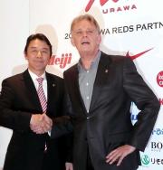 藤口社長(左)と握手するフィンケ新監督(撮影・浜本卓也)