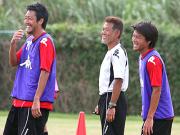広島弁の石崎監督（中央）やＤＦ吉弘（左）ら（撮影・永野高輔）