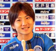 会見で笑顔を見せる元日本代表ＦＷ吉原宏太（撮影・荻島弘一）