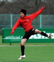 練習で豪快なシュートを放つFW原口元気(撮影・栗山尚久)