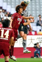 【神戸-大分】先制ゴールを決める大分FW森島(右)(撮影・上田博志)
