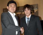 大久保（右）と握手する三木谷オーナー（撮影・長谷川元明）