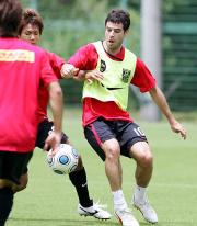 軽快にボールを追う浦和ポンテ(撮影・蔦林史峰)