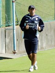 ランニングをする長谷川健太監督（撮影・為田聡史）