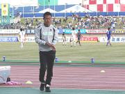試合終了の瞬間、渋い表情でベンチを引き上げる石崎監督