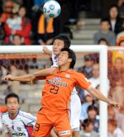 【清水－東京】東京ＤＦ今野と清水ＦＷ岡崎（撮影・栗山尚久）