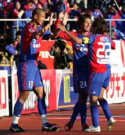 【東京－川崎Ｆ】ゴールを決め喜ぶ平山（左）（撮影・鹿野芳博）