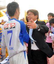 【水戸-仙台】昇格を喜ぶ手倉森監督(右)(撮影・下田雄一)