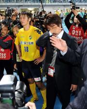 【川崎F-千葉】試合後の江尻監督(右)と巻(撮影・藤田啓輔)
