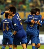 【大分-川崎F】勝利し抱き合って喜ぶ大分イレブン(撮影・藤尾明華)
