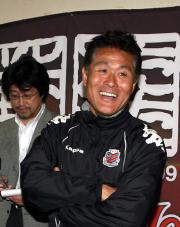 続投を発表した会見で笑顔の石崎信弘監督（撮影・砂田秀人）