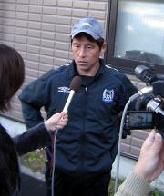 非公開調整後に取材を受ける西野監督(撮影・益子浩一)