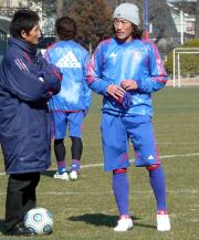 城福監督（左）と話をする石川（撮影・塩谷正人）