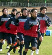 キャンプで走りこむ鹿島イレブン（撮影・菅家大輔）