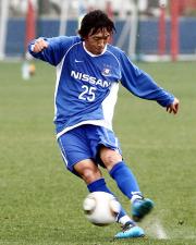 栃木との練習試合でFKを蹴る横浜MF中村(撮影・鹿野芳博)
