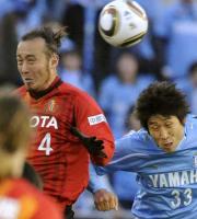 【名古屋－磐田】ヘディングで競り合う名古屋・闘莉王（左）（共同）