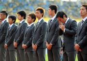 サポーターに謝罪、号泣する川崎Ｆの森（右から２人目＝撮影・藤田啓輔）