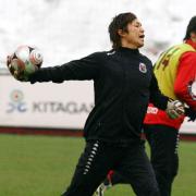 実戦練習でボールを出す札幌ＧＫ高木