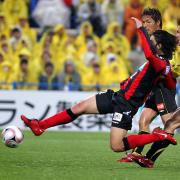 思い切り右足を伸ばし、決勝点を奪うMF西