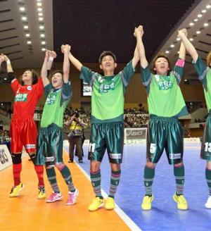 フットサル初参戦を勝利で飾り、観客の声援に応えるカズ(中央)(撮影・井上学)