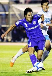 後半36分、決勝ゴールを決める広島ＤＦ槙野（共同）