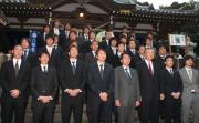 必勝祈願に訪れ、記念写真におさまる選手・スタッフ（撮影・菊川光一）