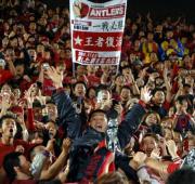 07年12月1日、優勝を決めサポーターに胴上げされる鹿島小笠原