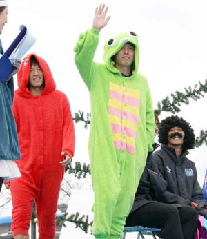 ガチャピンの格好で登場した遠藤（中央）。左はムックの藤ケ谷（撮影・清水貴仁）