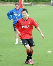 ストイコビッチ監督の前でトレーニングする名古屋ＤＦ吉田