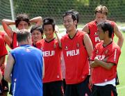 チームに合流しストイコビッチ監督の話に笑顔の吉田（前列右から２人目）