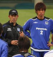 練習前、選手に指示を出す西野監督(左)(撮影・奥田泰也)