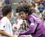 髪の毛を振り乱しヘディングゴールを狙う京都FW田原(撮影・築山幸雄)