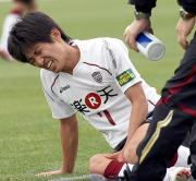前半、接触プレーの後、苦痛の表情をみせる神戸MF朴(撮影・築山幸雄)