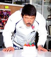 加藤監督は誕生日に用意されたケーキの灯を吹く（撮影・奈島宏樹）