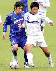練習試合に出場した加地はサガワDF陣と激しく競り合う(撮影・山岸満)