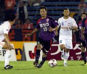 後半、京都FW沢敦はドリブルで駆け上がる（撮影・奥田泰也）