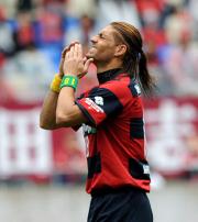 【鹿島-清水】シュートが外れ悔しがるマルキーニョス(撮影・水谷安孝)