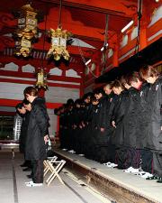 八坂神社で必勝祈願をする京都の選手達（撮影・奥田泰也）
