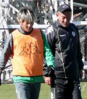 最後の練習後、川勝監督(右)と話しをする大黒将志(撮影・塩谷正人)