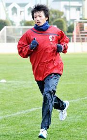 青森山田高MF柴崎岳が入団内定の鹿島の練習に初参加(撮影・菅家大輔)