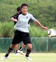 石崎監督の蹴ったボールを追いかける中山（撮影・永野高輔）