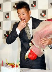 誕生日を迎えたカズは大きな口を開けケーキをほおばる(撮影・鹿野芳博)