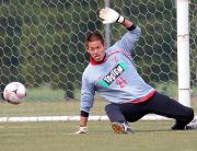 チーム練習で軽快な動きを見せる鹿島GK曽ケ端(撮影・下田雄一)