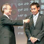 開幕前のパーティーで浦和FW高原(右)は20得点を今季のノルマに掲げた