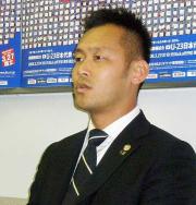 記者会見する家本政明主審