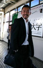新しいヘアスタイルで開幕戦に備えて静岡入りした大分DF深谷